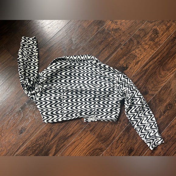 H&M size Medium cropped jean jacket in funky zig zag black and white - Picture 2 of 4